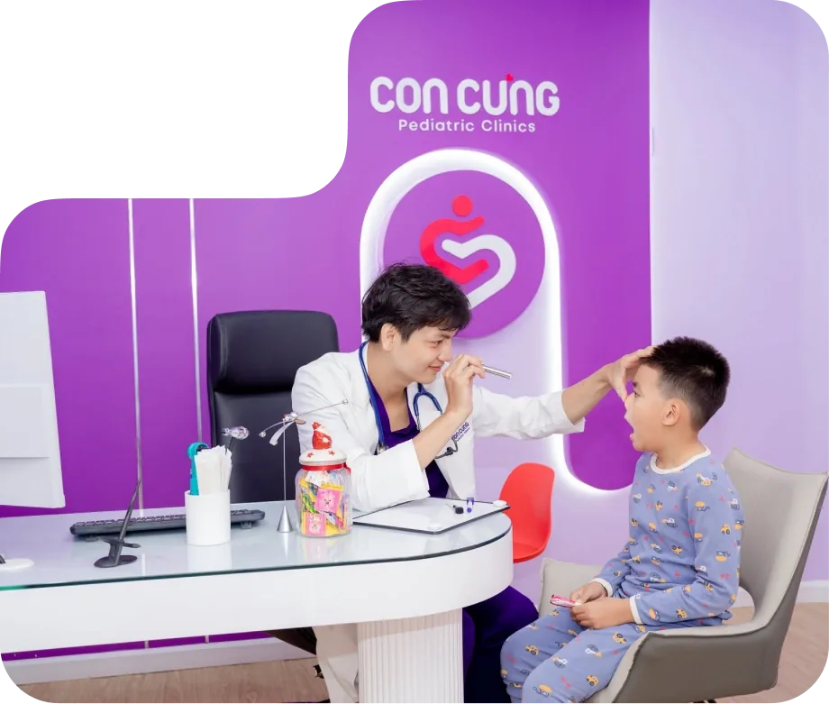 Bác sĩ khám cho bé