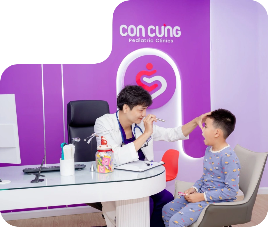 Bác sĩ khám cho bé