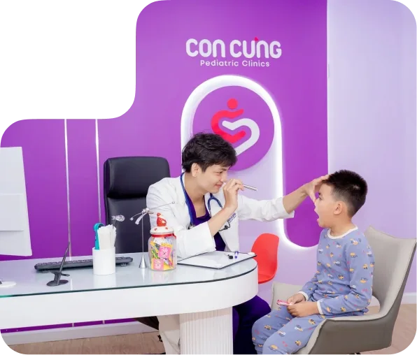 Bác sĩ khám cho bé