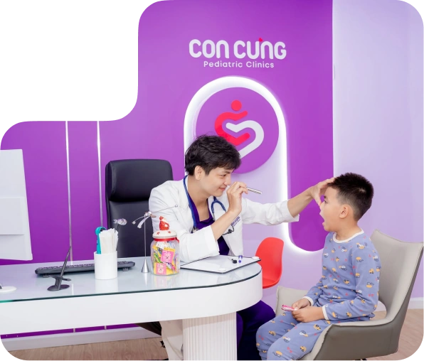 Bác sĩ khám cho bé