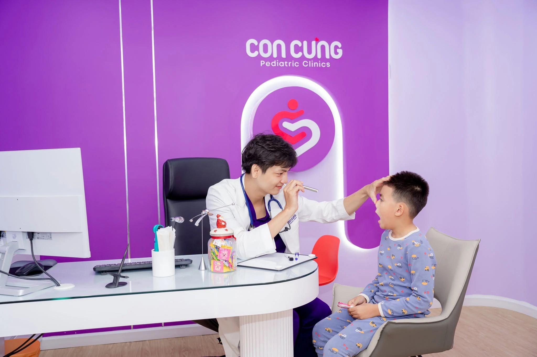 Bác sĩ trực tiếp thăm khám