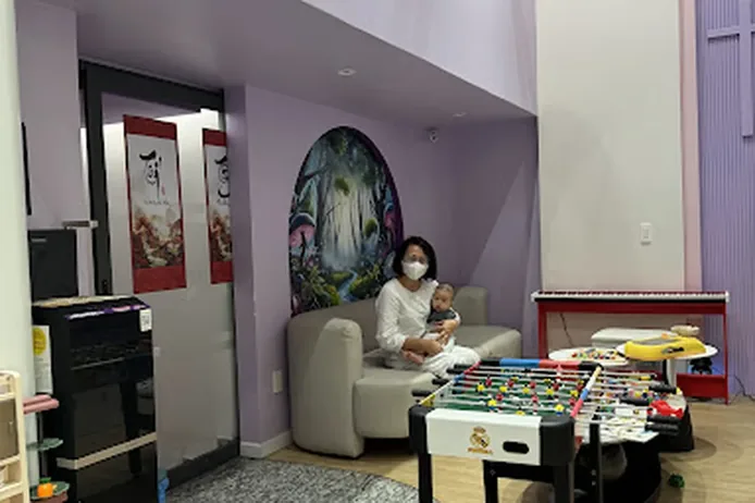 Mẹ và bé tại khu vui chơi