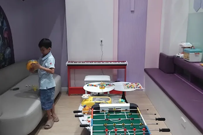 Bé chơi khu vui chơi