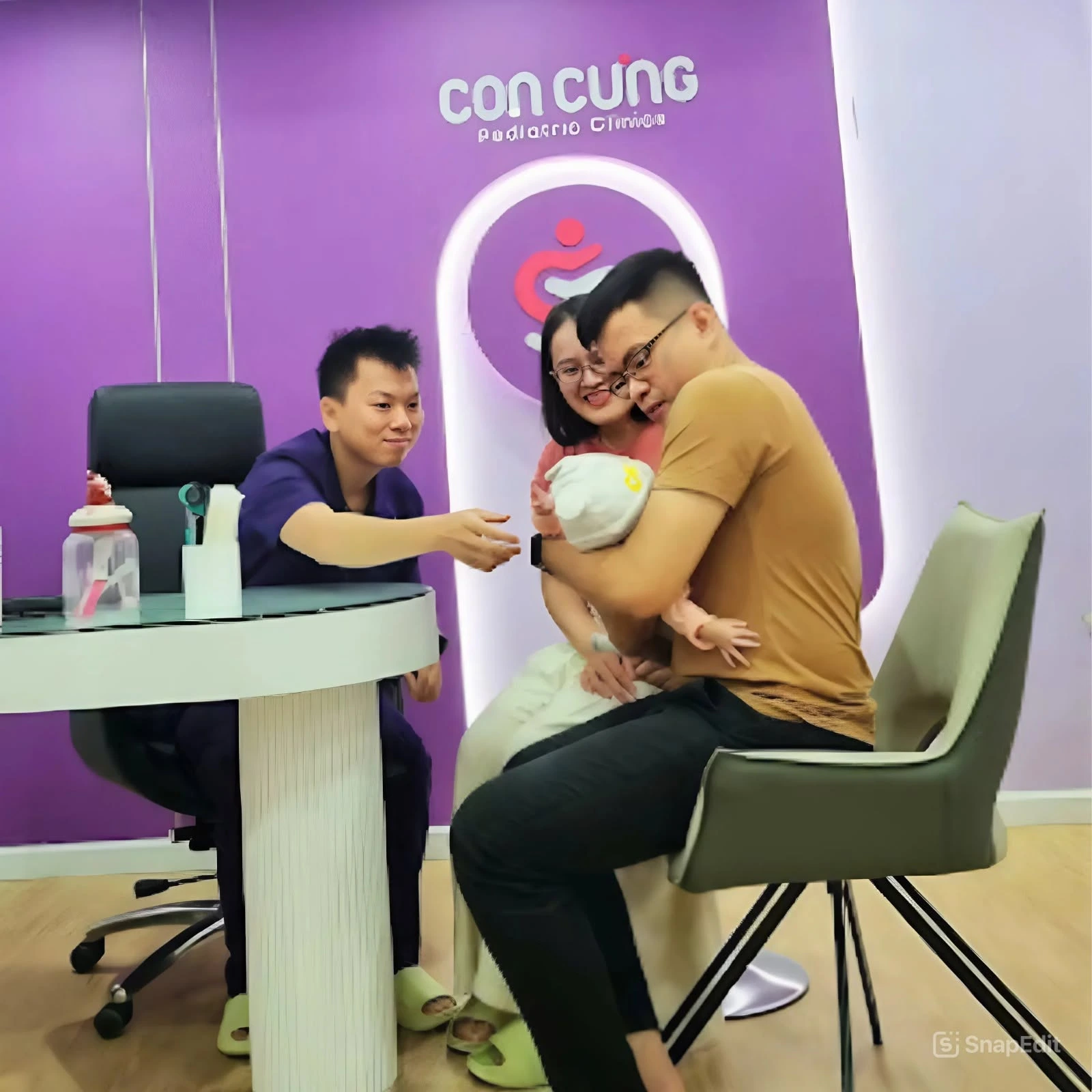 Bác sĩ trực tiếp thăm khám